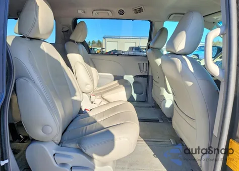 2013 Toyota Sienna Le z USA, uszkodzony, nr VIN 5TDJK3DC3DS068915